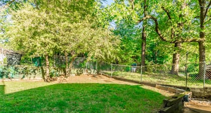 Cozy Bungalow 3bdrm, 2.5ba, Hot Tub, Fenced Yard