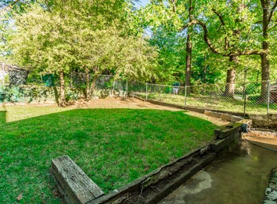 Cozy Bungalow 3bdrm, 2.5ba, Hot Tub, Fenced Yard