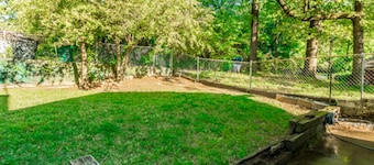 Cozy Bungalow 3bdrm, 2.5ba, Hot Tub, Fenced Yard