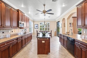 Fridge, microwave, oven, stovetop - Intervillas Florida - Villa Soleil Brilliant (Cape Coral)