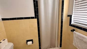 Secadora de cabello, toallas, jabón, papel de baño