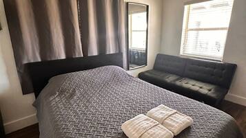 1 habitación, tabla de planchar con plancha, wifi y ropa de cama