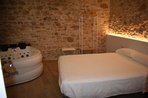 2 bedrooms, iron/ironing board, bed sheets