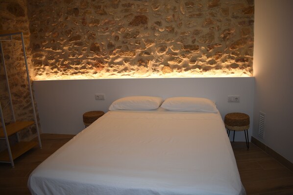 2 bedrooms, iron/ironing board, bed sheets