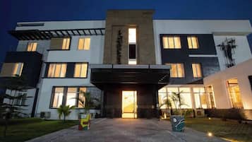 Majoituspaikan julkisivu illalla/yöllä