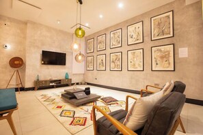 Deluxe Room, Balcony, City View | Living area