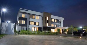 Façade de l’hébergement - soirée/nuit