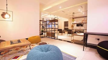 Deluxe-huone, parveke, kaupunkinäköala | Oleskelualue