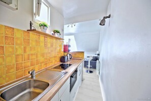 Fridge, microwave, stovetop, coffee/tea maker - Iconic location! Charming studio in the Latin Quarter, near The Pantheon (Paris)