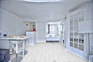 1 habitación, tabla de planchar con plancha, wifi gratis y ropa de cama