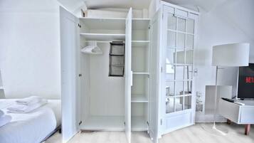 1 chambre, fer et planche Ă  repasser, Wi-Fi gratuit, draps fournis