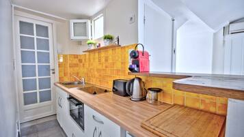 Refrigerador, microondas, parrilla de estufa y cafetera y tetera