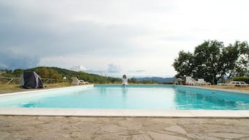 Außenpool (je nach Saison geöffnet), Sonnenschirme, Liegestühle