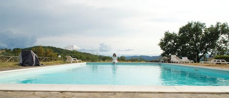 Piscina stagionale all'aperto, ombrelloni da piscina, lettini