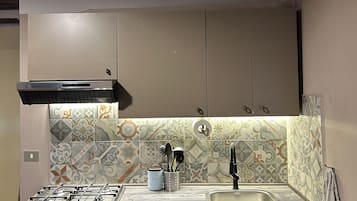 Kühlschrank, Mikrowelle, Herdplatte, Wasserkocher mit Kaffee-/Teezubehör