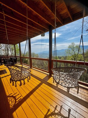 Terrace/patio - Cozy wood cabin w amazing direct mountains views, 5 min from downtown & NPark (Gatlinburg)