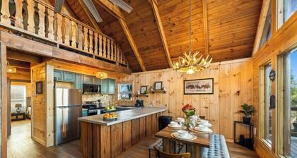 Cozy wood cabin w amazing direct mountains views, 5 min from downtown & NPark