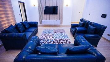 Quarto família, sacada, vista para a cidade | Área de estar