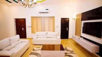 Family Room, Balcony, City View | Living area