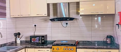 Family Room, Balcony, City View | Private kitchen | Fridge, microwave, oven, stovetop