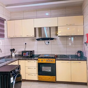 Familienzimmer, Balkon, Stadtblick | Eigene Küche | Kühlschrank, Mikrowelle, Ofen, Herdplatte