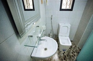 Phòng dành cho gia đình, ban công, quang cảnh thành phố | Phòng tắm | Đồ dùng nhà tắm miễn phí, máy sấy tóc, khăn tắm, xà phòng 