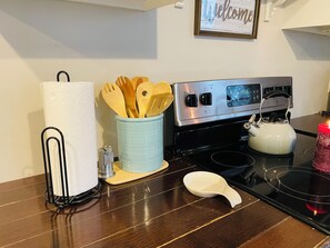 Fridge, microwave, oven, stovetop - Spectacular Treehouse - Lake, Grill, Firepit + (Basye)