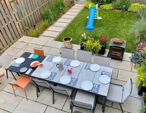 Outdoor dining - Spacious, Stylishly Renovated 3-Bedroom Historic Home (Toronto)
