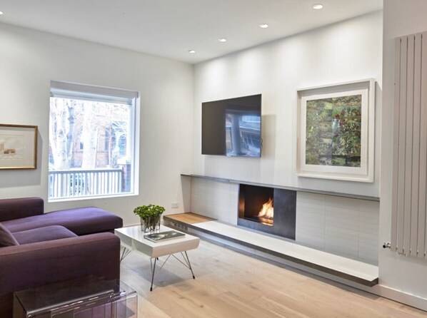 TV, fireplace, offices, printers - Spacious, Stylishly Renovated 3-Bedroom Historic Home (Toronto)