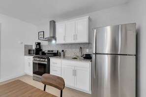 冷蔵庫、電子レンジ、オーブン、コンロ