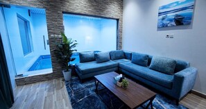 Tradisjonell alpehytte, 1 soverom, privat basseng | Oppholdsområde | En 30-tommers Flatskjerm-TV med Parabol-TV