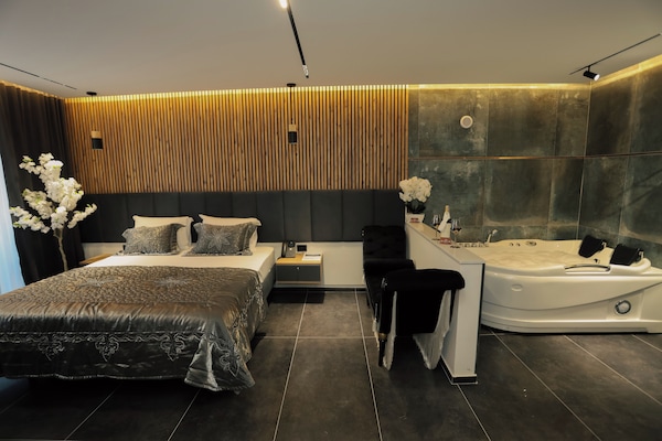 Phòng Suite Cao cấp, ban công, quang cảnh resort | 1 phòng ngủ, két bảo mật tại phòng, màn/rèm cản sáng, phòng cách âm