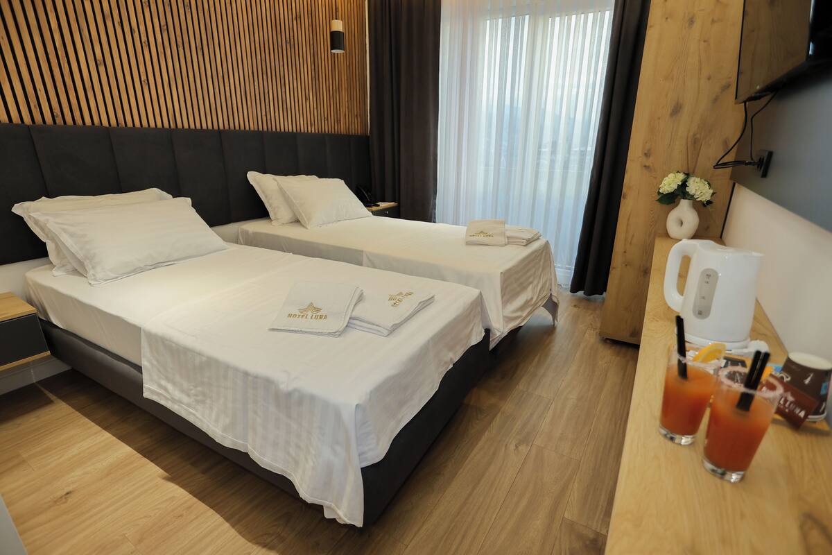 Comfort-Doppelzimmer, Balkon, Stadtblick | 1 Schlafzimmer, Zimmersafe, Verdunkelungsvorhänge