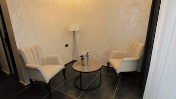 Suite de luxe, balcó, vistes al complex turístic | Sala d'estar | Televisor i impressores