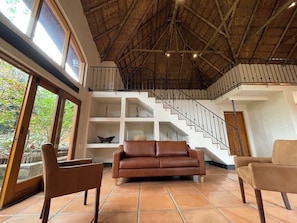 Interior - "Bees & Birds" Cottage for 2 people, spacious, open, bright, green setting (Johannesburg)