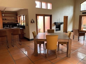 Dining - "Bees & Birds" Cottage for 2 people, spacious, open, bright, green setting (Johannesburg)