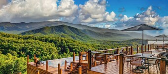 Mt Sunshine Stay-Infinity Pool, 12 Beds, Sleeps 22