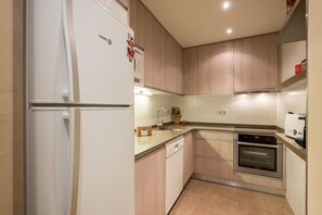 Kjøleskap, mikrobølgeovn, ovn og oppvaskmaskin