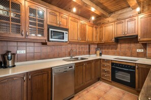 Een koelkast, een microgolfoven, een oven, een vaatwasser