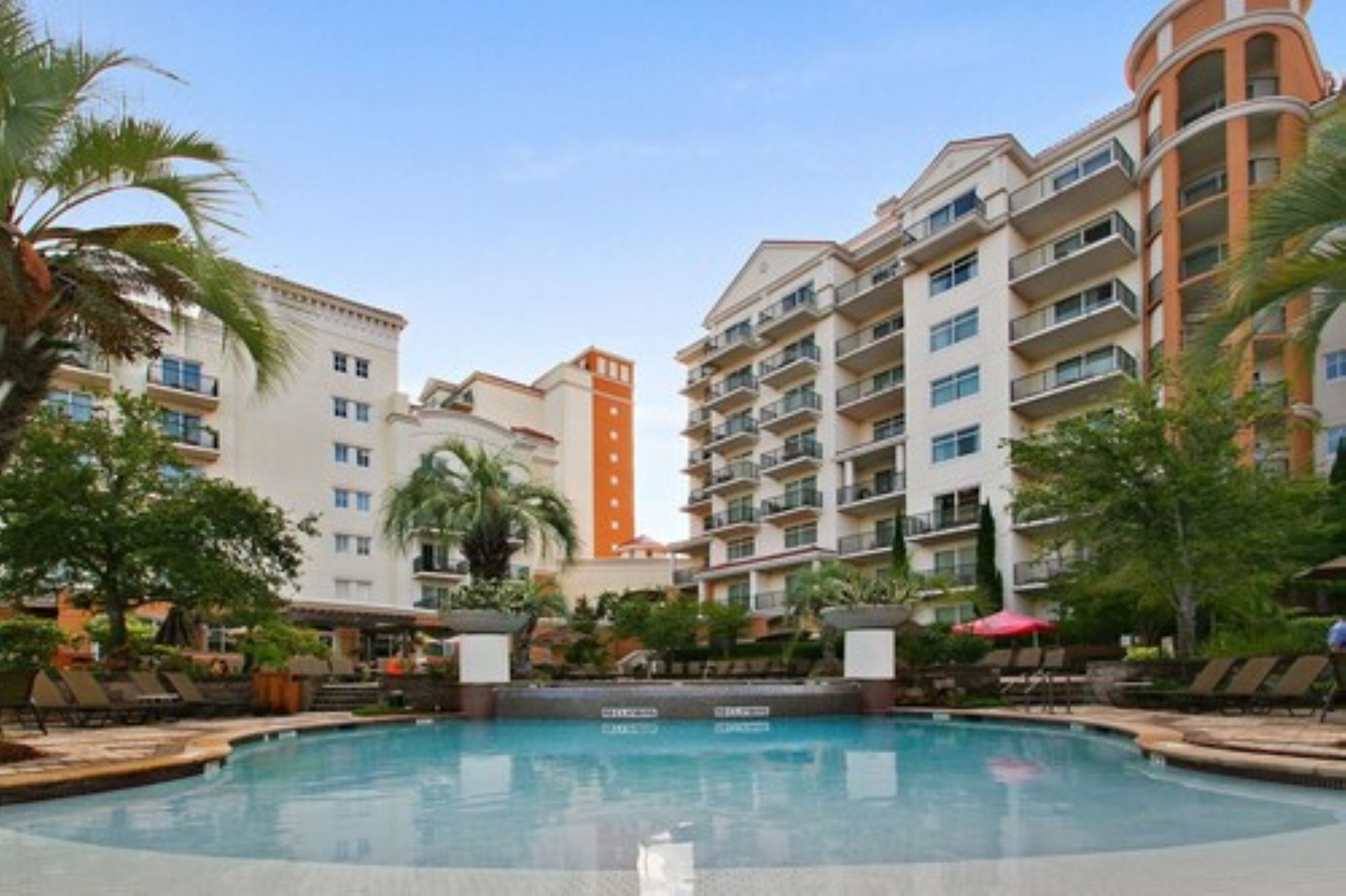 Inomhuspool, utomhuspool, parasoller och solstolar