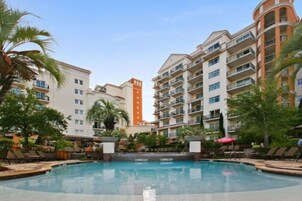 室内游泳池，室外游泳池，06:00 至 22:00 开放, 池畔遮阳伞, 日光浴躺椅