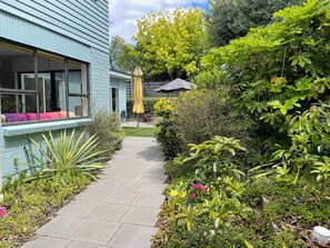 Property grounds - Charming Garden Studio attached to main house (Auckland)