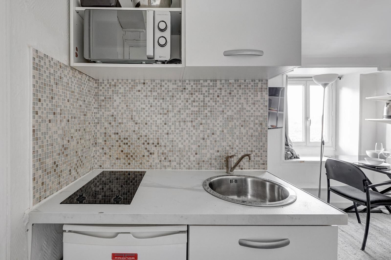 Een magnetron, een koffiezetapparaat/waterkoker, een broodrooster