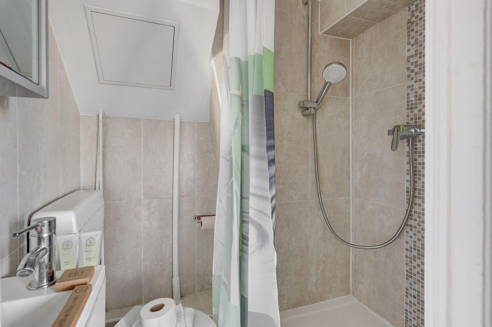 Douche, sèche-cheveux, serviettes fournies