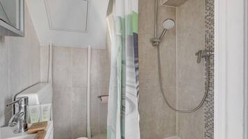 Douche, sĂšche-cheveux, serviettes fournies
