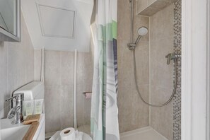 シャワー、ヘアドライヤー、タオル