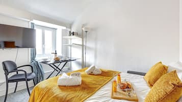 Een bureau, internet, beddengoed