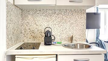 Een microgolfoven, een koffiezetapparaat/waterkoker, een broodrooster