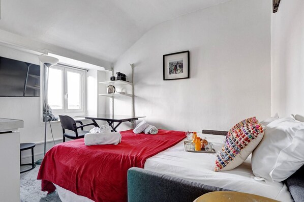 Desk, Internet, bed sheets