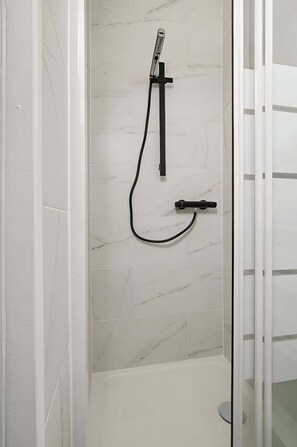 Shower, hair dryer, towels